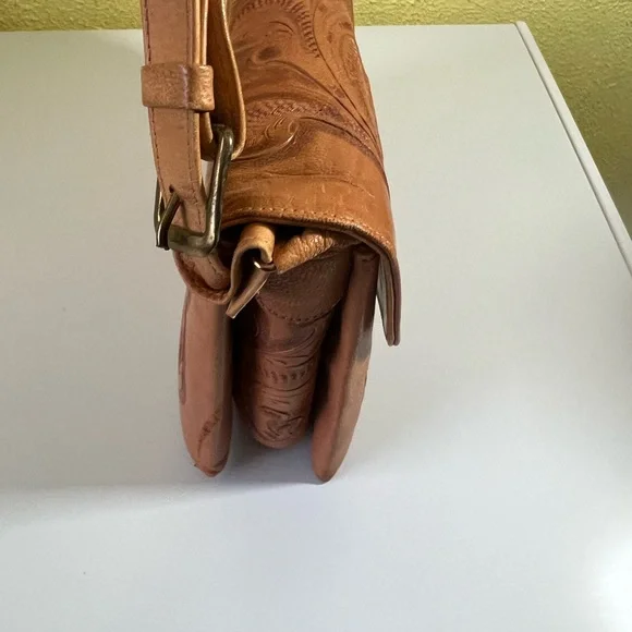 Vintage Tooled leather bag - Picture 6 of 14